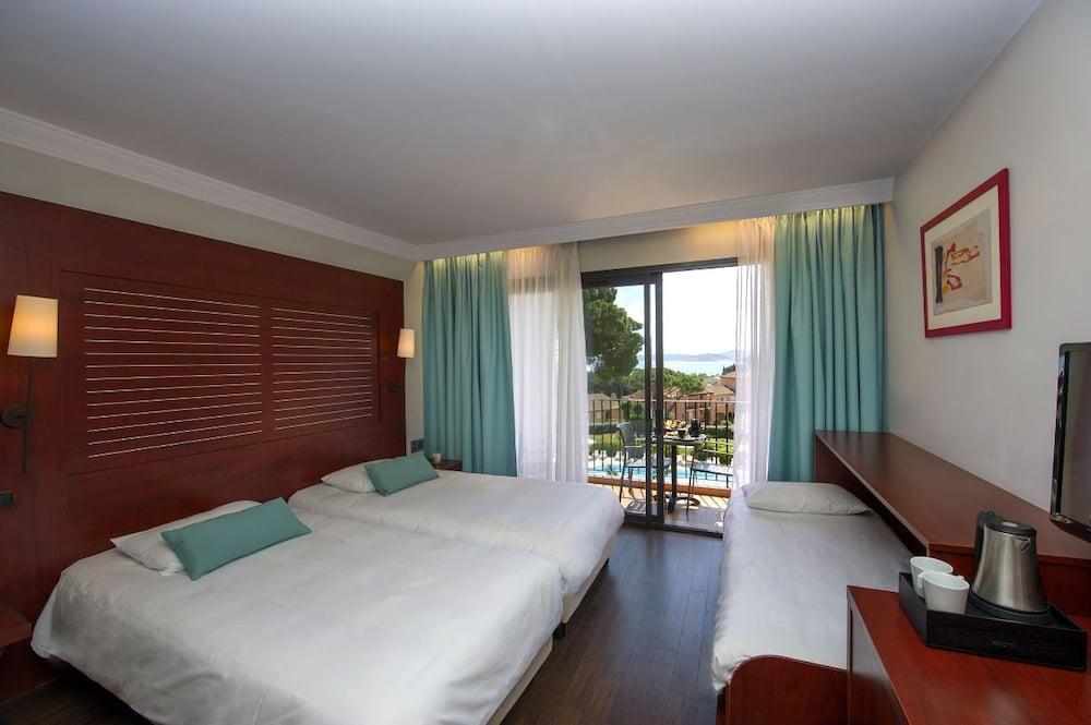 Hotel Les Jardins De Сен Максим Екстериор снимка