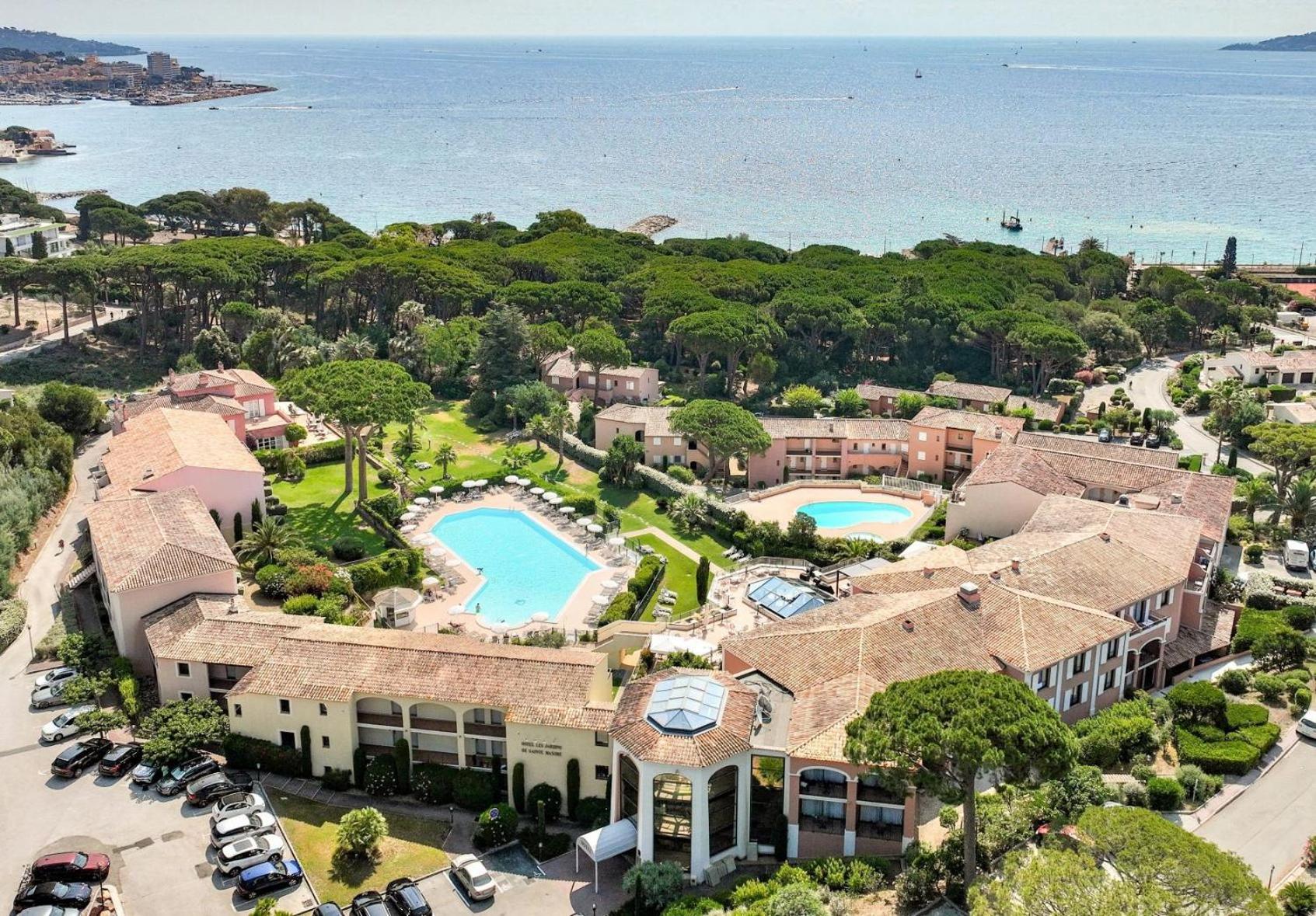 Hotel Les Jardins De Сен Максим Екстериор снимка