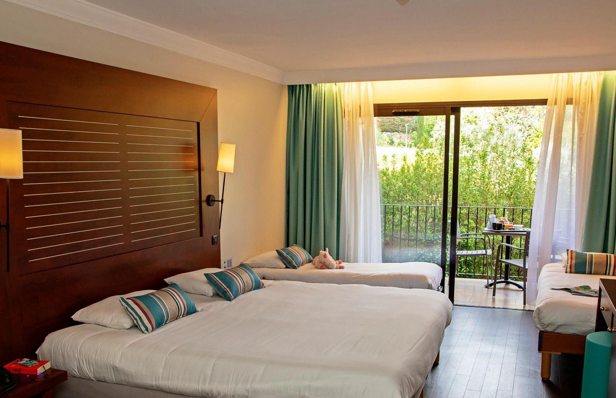 Hotel Les Jardins De Сен Максим Екстериор снимка