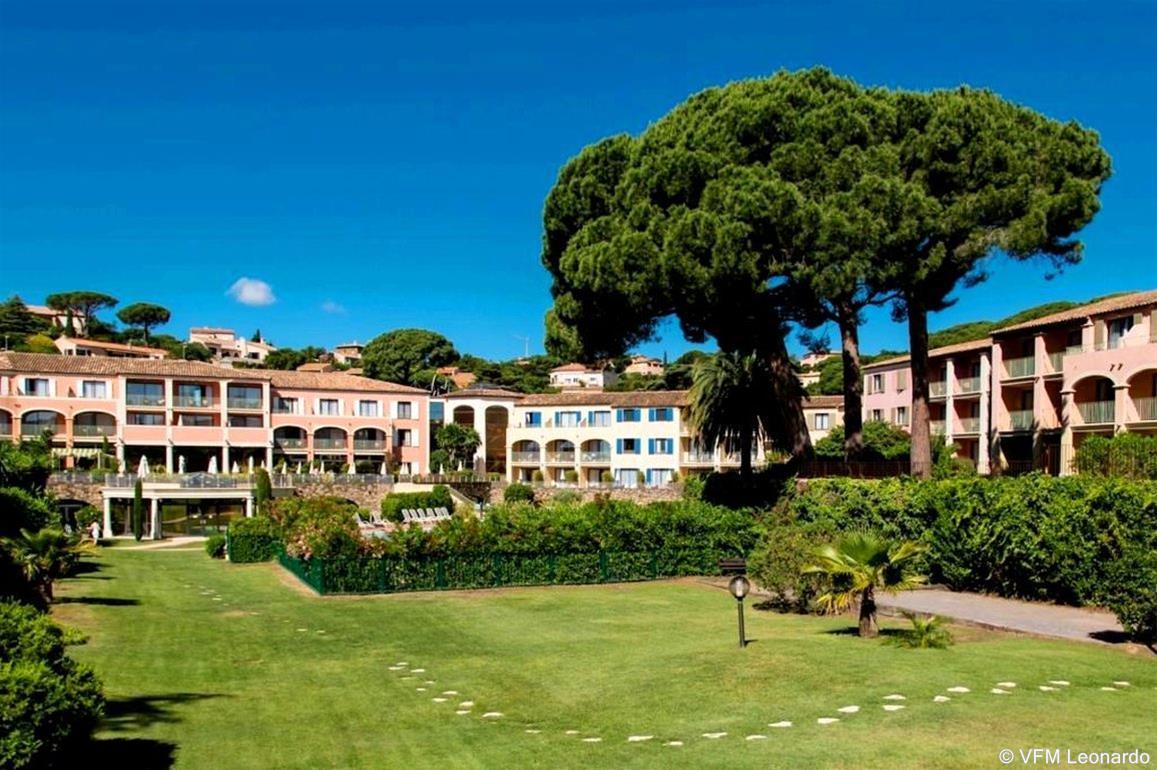 Hotel Les Jardins De Сен Максим Екстериор снимка