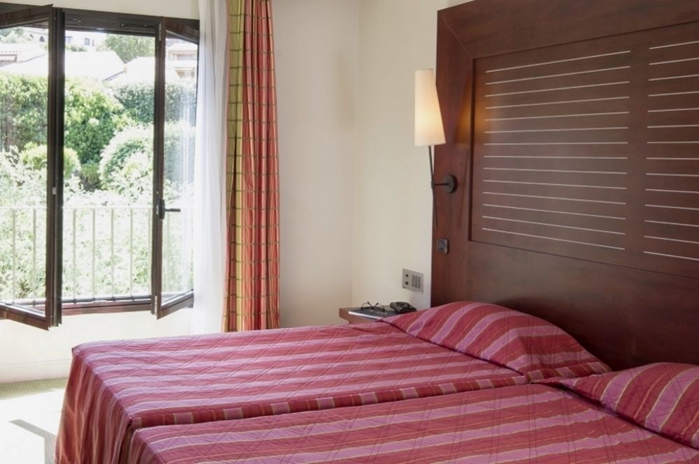Hotel Les Jardins De Сен Максим Екстериор снимка